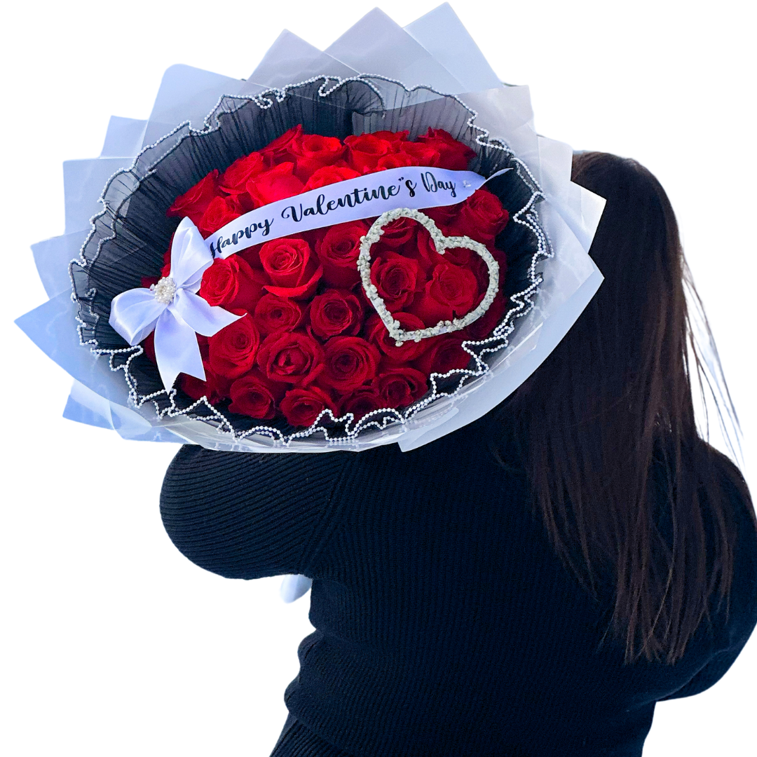 Romance Corazón Buchón – 50 Red Roses with a Delicate Heart Deco