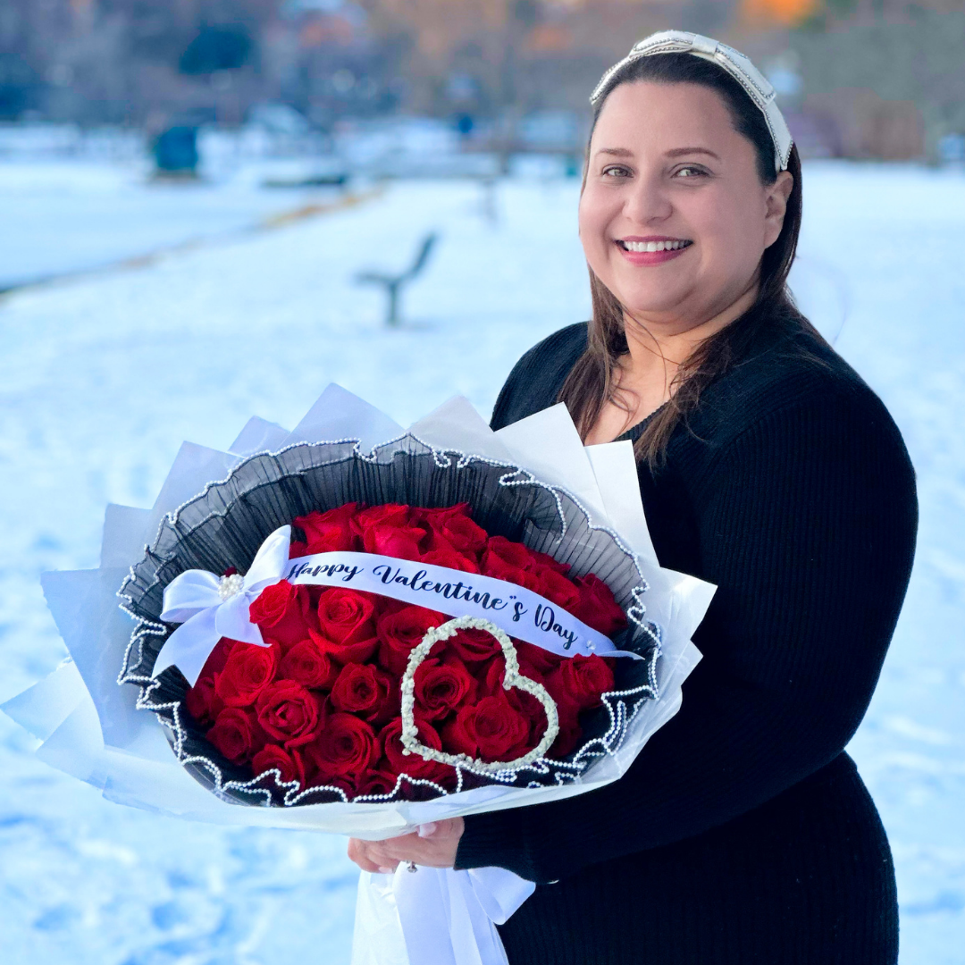Romance Corazón Buchón – 50 Red Roses with a Delicate Heart Deco